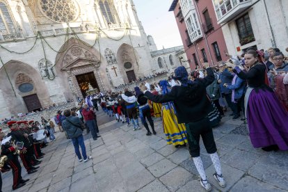 La procesión se inició a los sones del Himno Nacional y después se bailaron bailes regionales en honor a la Virgen. FOTOS: SANTI OTERO