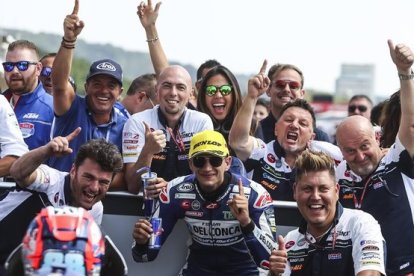 Jorge Martin celebra su victoria en Alemania con todo el equipo de Fausto Gresini, que grita a sus espaldas.