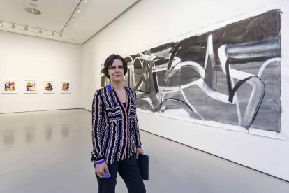Liliane Tomasko, junto a una de sus obras de mayor tamaño. SANTI OTERO