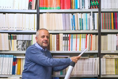 El catedrático de Historia del Arte de la UBU, en la biblioteca de la Real Academia Burgense.