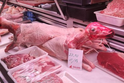 Algunos carniceros como José Hervás, de Santa María en Aranda de Duero creen que el precio del lechazo ha tocado tope y que no subirá más de 1 euro. Otros, sin embargo, consideran que puede subir hasta los 4 euros/kilo en los próximos días.