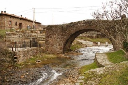 Imagen del puente sobre el río.