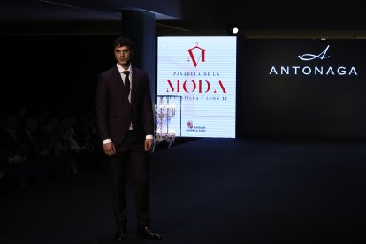 Traje de Antonaga. TOMÁS ALONSO