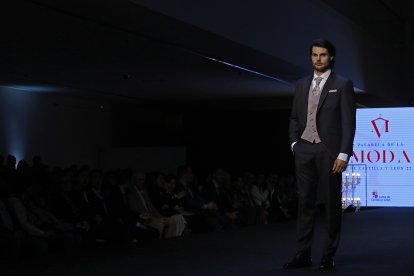 Traje de Antonaga. TOMÁS ALONSO