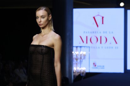 Los diseños de la firma Ángel Schlesser cerraron la Pasarela de la Moda de Castilla y León. TOMÁS ALONSO