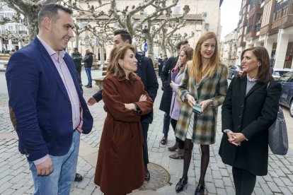 La ministra de Transportes con los alcaldes socialistas de Briviesca y Miranda y la secretaria provincial del PSOE de Burgos. SANTI OTERO