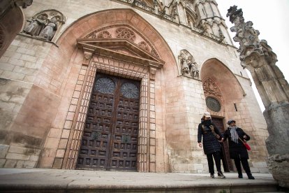 Dos mujeres frente a las puertas de la fachada de Santa María de la Catedral. TOMÁS ALONSO