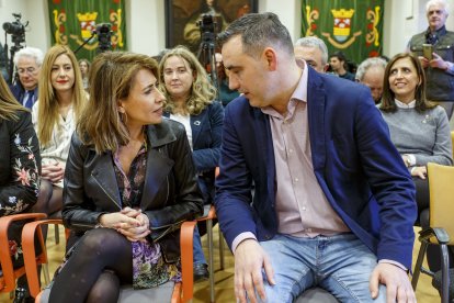 La ministra de Transportes, Raquel Sánchez, junto al alcalde de Briviesca. SANTI OTERO