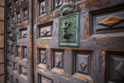 Detalle del estado de las puertas de Santa María de la Catedral de Burgos. TOMÁS ALONSO
