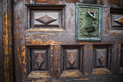 Detalle del estado de las puertas de Santa María de la Catedral de Burgos. TOMÁS ALONSO