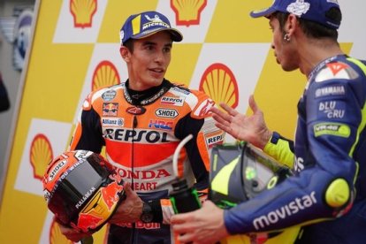 Valentino Rossi (Yamaha) le pidió, muy correcta y profesionalmente, disculpas a Marc Márquez (Honda), en el 'corralito' del Gran Premio de Malasia, hoy, en el trazado de Sepang.