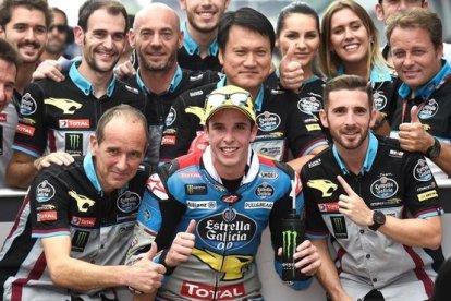 Àlex Márquez (Kalex) y todo su equipo en el 'corralito' de Sepang.