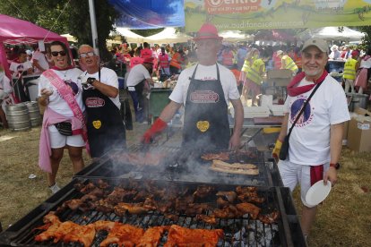 Varios peñistas preparan morro en una parrilla. SANTI OTERO