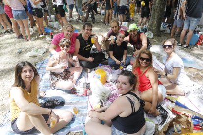 Un grupo de amigos disfruta del Curpillos. SANTI OTEROS