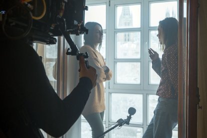 Itziar Ituño (izquierda) y Patricia López Arnaiz, durante el rodaje de una toma de 'Agrio'. CARLOS MATEO