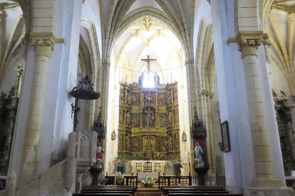 Interior de la iglesia de Santa Eugenia, con el retablo mayor de Juan de Esparza