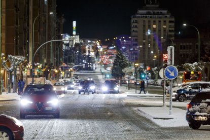 La avenida de Cantabria cubierta de nieve. SANTI OTERO
