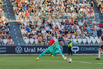 Caro se estira para llegar a un balón este domingo en El Plantío donde volvió a dejar a cero la meta blanquinegra. BURGOS CF