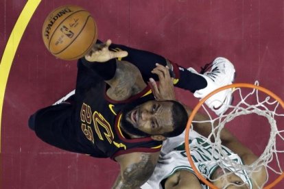 LeBron James anota en el Cleveland-Boston de esta madrugada.