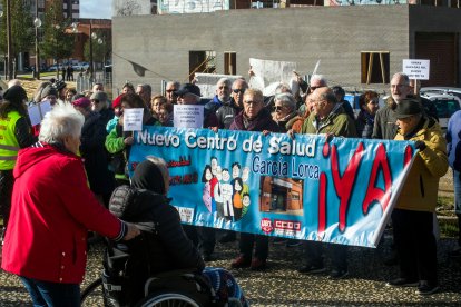 Miembros de la plataforma se manifiestan ante el centro. T.A.