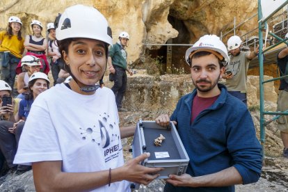Elena Moreno, restauradora, y Edgar Téllez, descubridor, posan con la pieza. SANTI OTERO