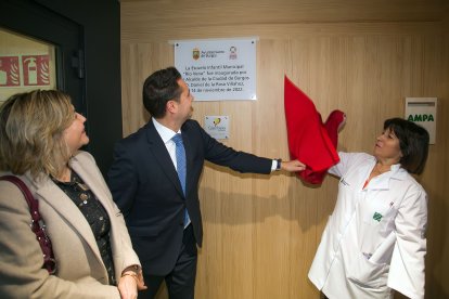 Momento en el que se descubre la placa de inauguración del centro que está en uso desde septiembre. TOMÁS ALONSO
