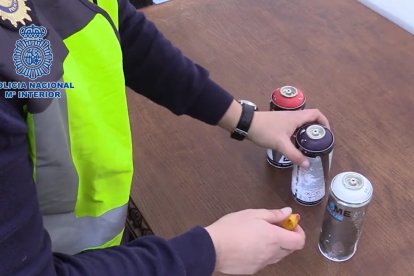 a Policía Nacional detiene a 14 personas como presuntos autores de 98 grafitis en trenes