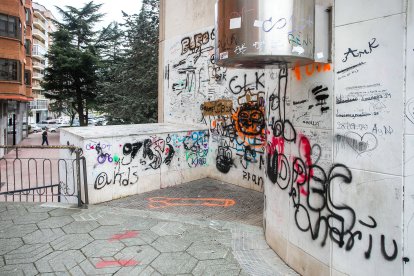 Estado actual del exterior de la Casa de Cultura de Gamonal. TOMÁS ALONSO