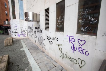 Estado actual del exterior de la Casa de Cultura de Gamonal. TOMÁS ALONSO