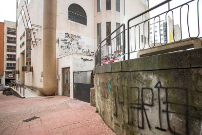 Estado actual del exterior de la Casa de Cultura de Gamonal. TOMÁS ALONSO