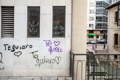 Estado actual del exterior de la Casa de Cultura de Gamonal. TOMÁS ALONSO