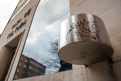 Estado actual del exterior de la Casa de Cultura de Gamonal. TOMÁS ALONSO