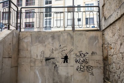 Estado actual del exterior de la Casa de Cultura de Gamonal. TOMÁS ALONSO