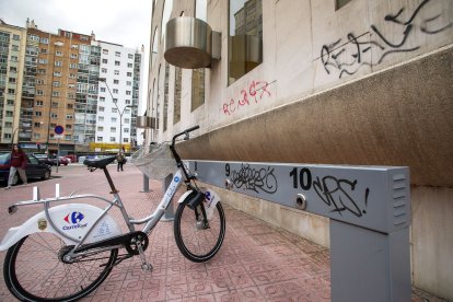 Estado actual del exterior de la Casa de Cultura de Gamonal. TOMÁS ALONSO