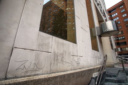 Estado actual del exterior de la Casa de Cultura de Gamonal. TOMÁS ALONSO