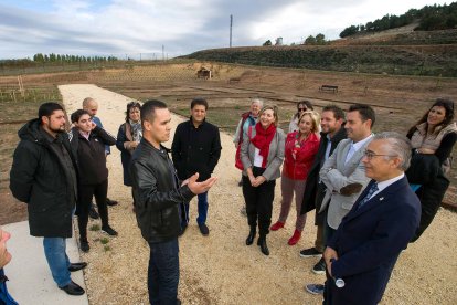 Djilali Smain explica a las autoridades políticas el trabajo realizado en los huertos de ocio e Fuente Bermeja. TOMÁS ALONSO