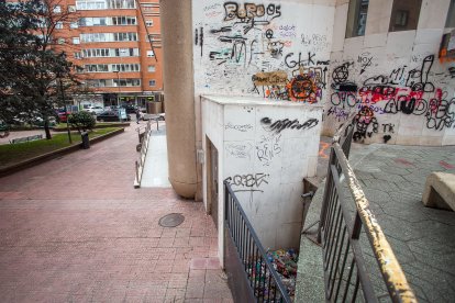 Estado actual del exterior de la Casa de Cultura de Gamonal. TOMÁS ALONSO