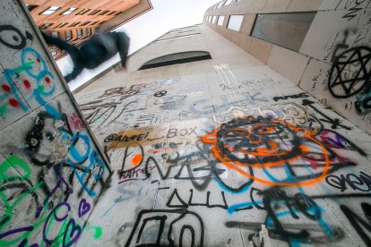 Estado actual del exterior de la Casa de Cultura de Gamonal. TOMÁS ALONSO