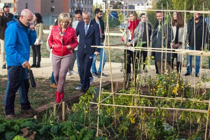 Los participantes y las autoridades políticas recorrieron los Huertos de Ocio de Fuente Bermeja. TOMÁS ALONSO
