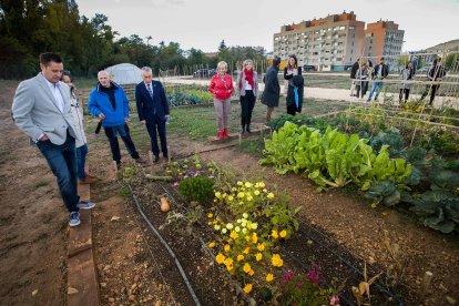 Los participantes y las autoridades políticas recorrieron los Huertos de Ocio de Fuente Bermeja. TOMÁS ALONSO