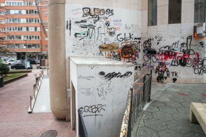 Estado actual del exterior de la Casa de Cultura de Gamonal. TOMÁS ALONSO