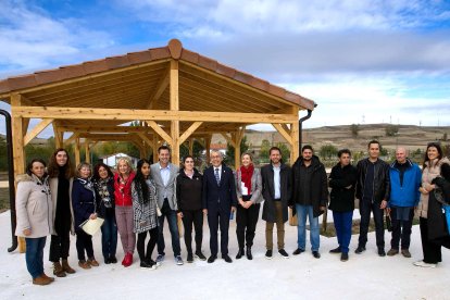 Foto de grupo de los participantes junto al alcalde, Daniel de la Rosa, y el delegado de la Junta, Roberto Saiz, antes de la entrega de los diplomas. TOMÁS ALONSO