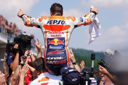 Marc Márquez (Honda) es manteado por todo su equipo en Sachsenring.