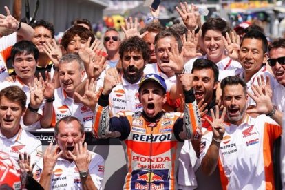 Marc Márquez, todo su equipo técnico, dirigido por el ingeniero Santi Hernández (con barba), y Juliá, padre del piloto (a la derecha con gafas de sol), celebran el noveno triunfo del catalán en Sachsenring.
