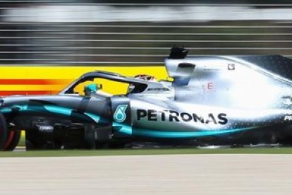 Lewis Hamilton y su flamante Mercedes, en los ensayos de hoy en Melbourne.