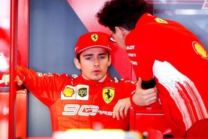 El joven Charles Leclerc y el nuevo jefe de Ferrari F-1, Mattia Binotto, luciendo brazaletes negros, en los ensayos de hoy del GP de Australia, por la muerte del legendario Charlie Whiting, director de carrera.