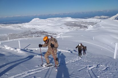Militares subiendo a pie a la base del EVA-12, en el Picón del Fraile. Ministerio de Defensa