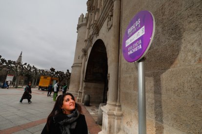 Estrella Paredes cuando se colocó la señal contra la violencia machista. TOMÁS ALONSO