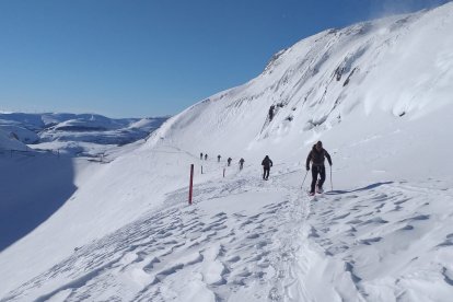Militares subiendo a pie a la base del EVA-12, en el Picón del Fraile. Ministerio de Defensa