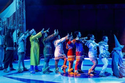 Un total de 31 profesionales del circo aéreo y las acrobacias despliegan el universo de 'Antarctica' en Burgos hasta el 6 de noviembre. SANTI OTERO